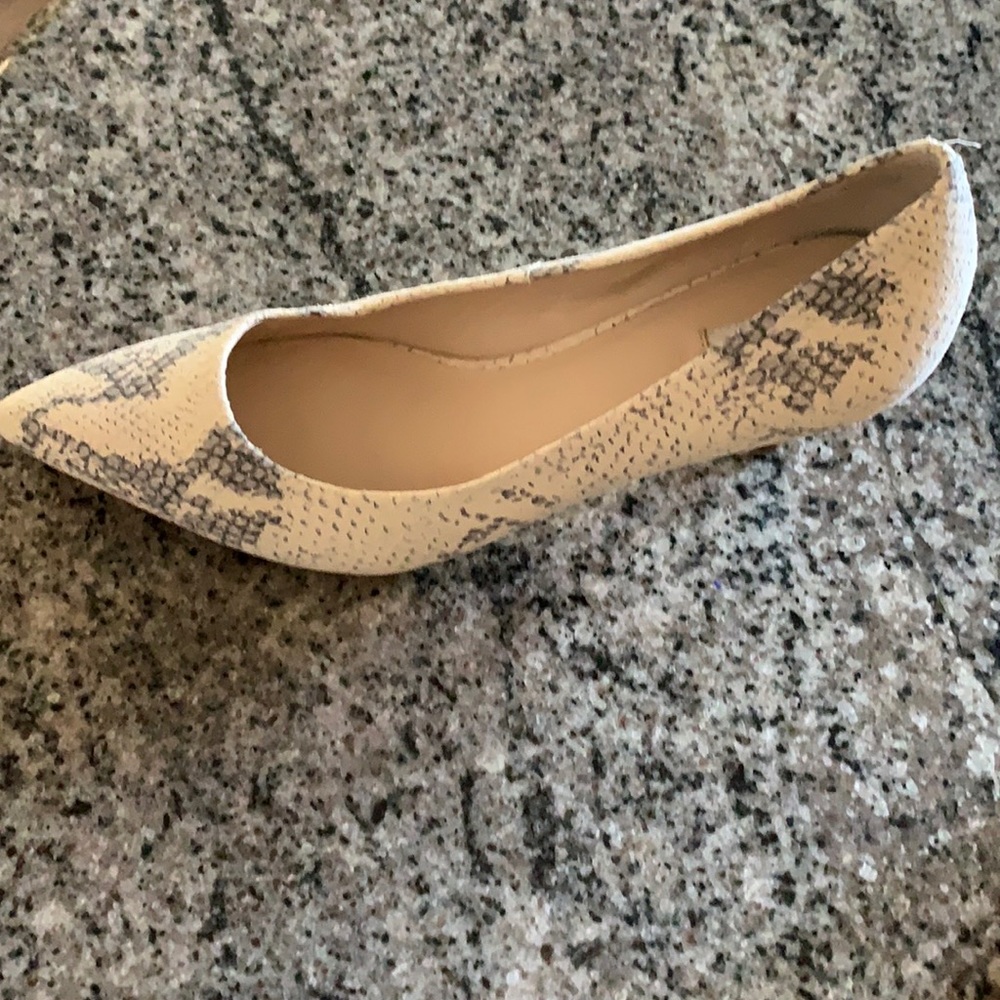 Cole Haan women’s 3 inch heals. Worn once Great condition.